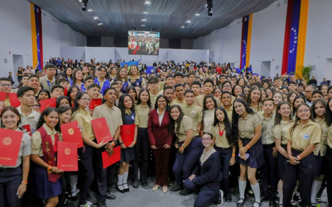 Gobierno bolivariano garantiza becas y tecnología a los mejores bachilleres del país
