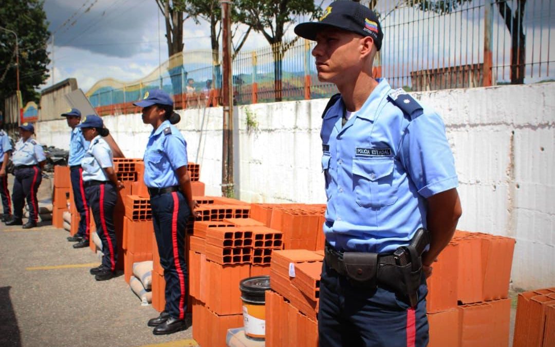 Policía de Miranda entregó materiales de construcción a  funcionarios afectados por terremotos del 24 de junio