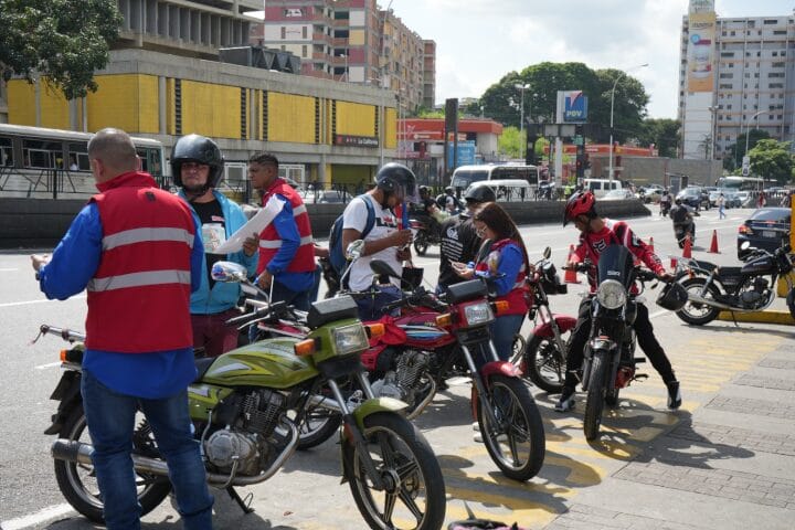 Preparan normas para proteger a repartidores y al transporte por aplicaciones digitales