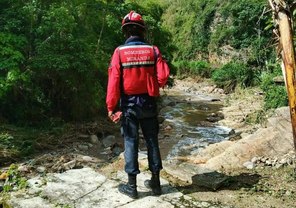 Intensifican búsqueda de pareja arrastrada por la quebrada El Alambique