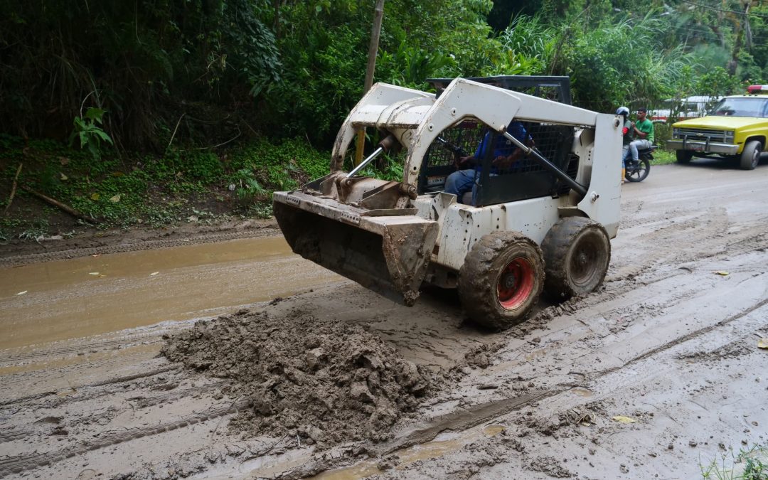 Despliegan maquinarias y cuadrillas de atención para familias afectadas por lluvias en Altos Mirandinos