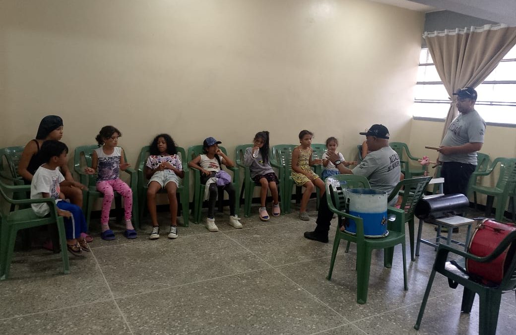 Taller de percusión llega a niños de La Dolorita con la Ruta de la Esperanza