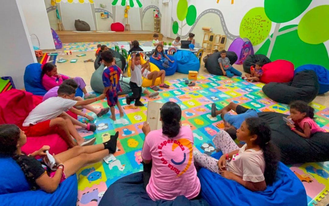 Ruta de la Esperanza llevó teatro y lectura infantil  al Campamento El Libertador de Chacao