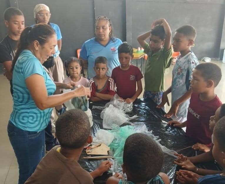 Realizan taller de arcilla para el semillero de la patria en Tacarigua