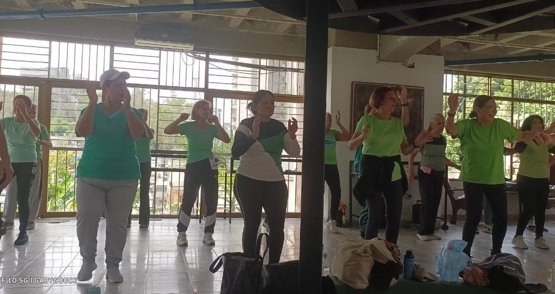 Abuelos llenan de energía el Complejo Cultural Cecilio Acosta con clases de bailoterapia