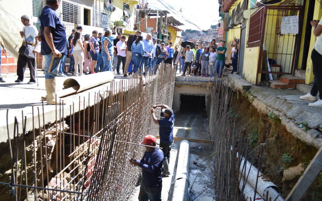 Construcción de vialidad y embaulamiento en Petare beneficia a 7.500 vecinos
