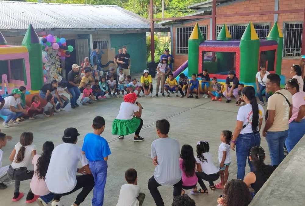 La iniciativa “Regalando Sonrisas” llevó juegos y lectura a mirandinos en Chaguaramal