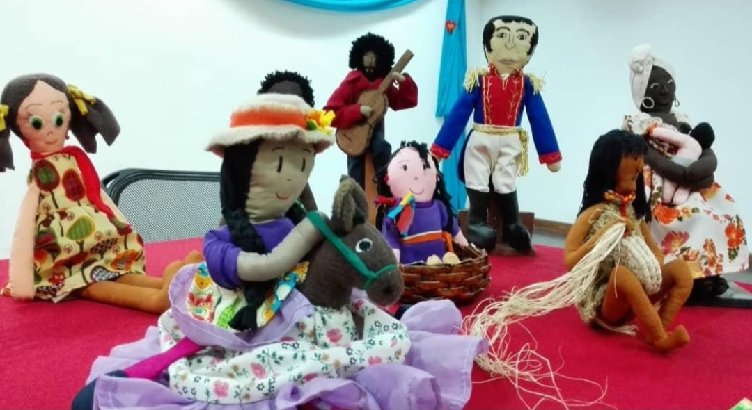 Niños aprenden muñequería tradicional en la Biblioteca Lino Gallardo de Tomás Lander