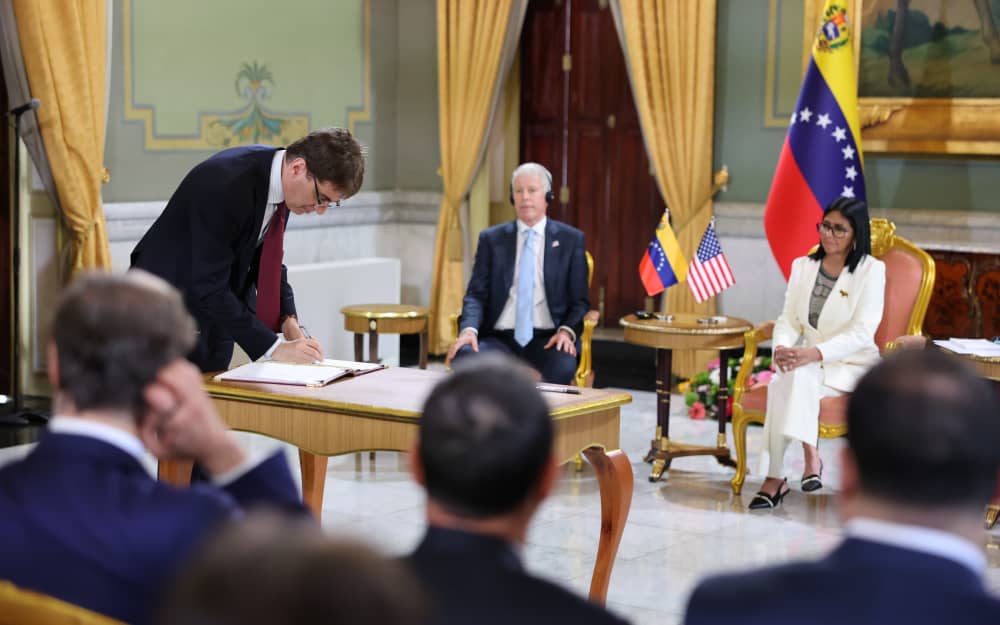 Venezuela y EE.UU. firmaron acuerdos energéticos en el Palacio de Miraflores