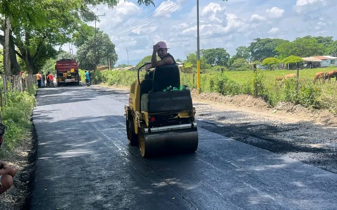Ejecutan proyecto de asfaltado en el sector rural Rangel de Ocumare del Tuy