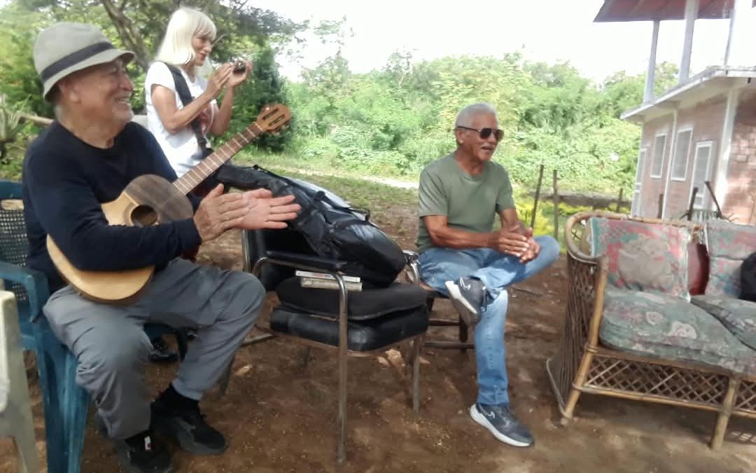 Círculo de lectura y música atendió a adultos mayores de Guatire