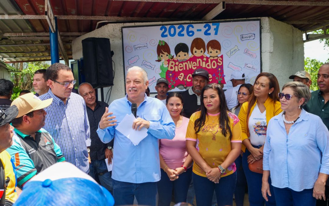 Entregan dotación a la escuela rural Los Palos Grandes de Charallave
