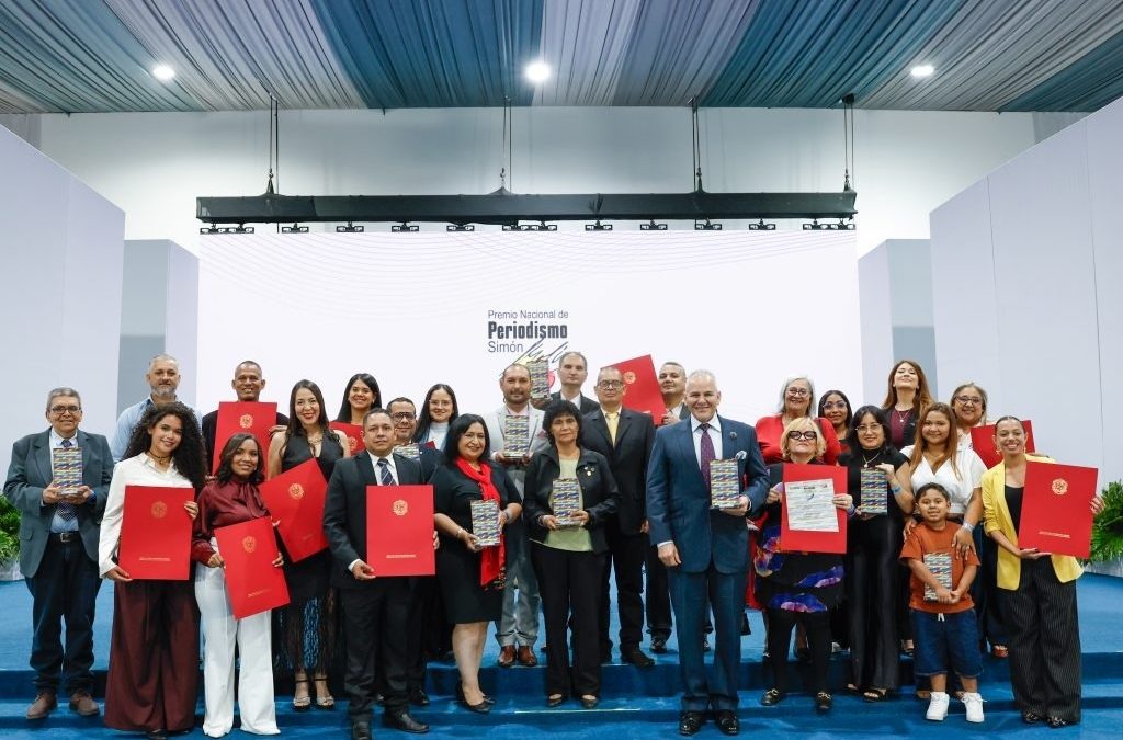 Presidenta Delcy Rodríguez reconoce trayectoria y nuevas voces del periodismo venezolano