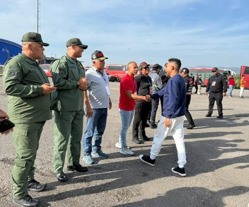 Vuelta a la Patria trae 206 criollos desde EEUU
