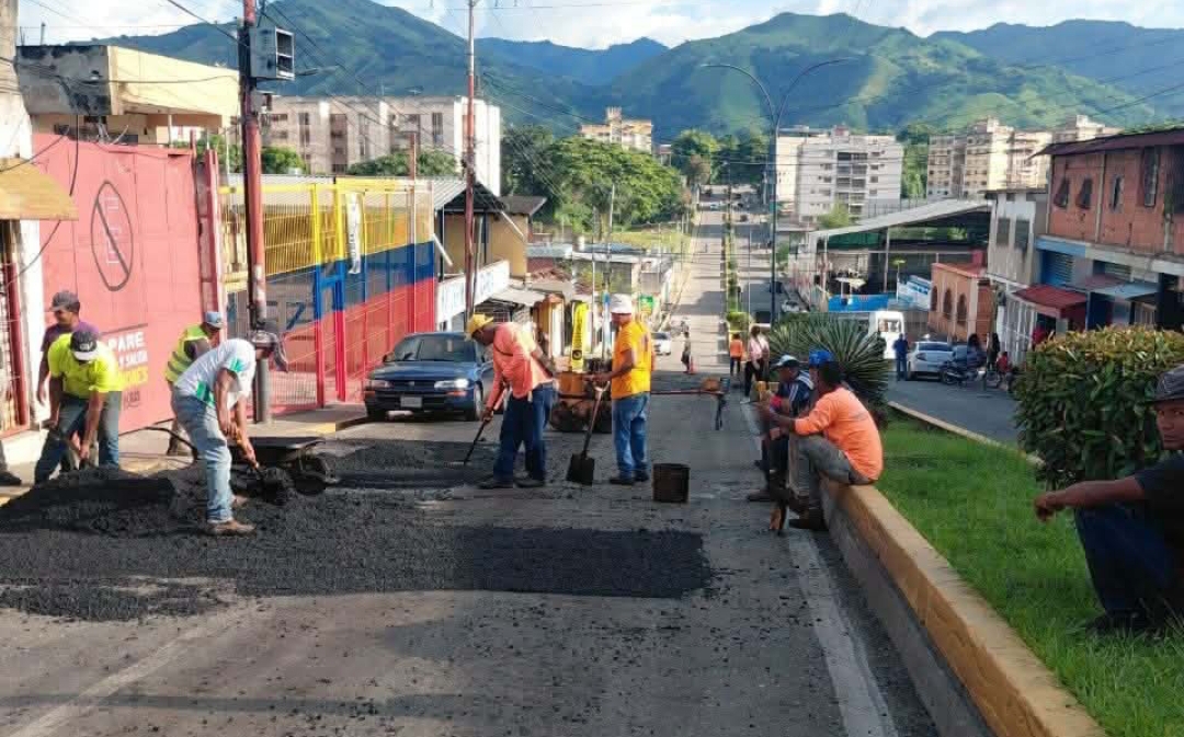 Optimizan vías de Ocumare del Tuy con colocación de 30 toneladas de asfalto