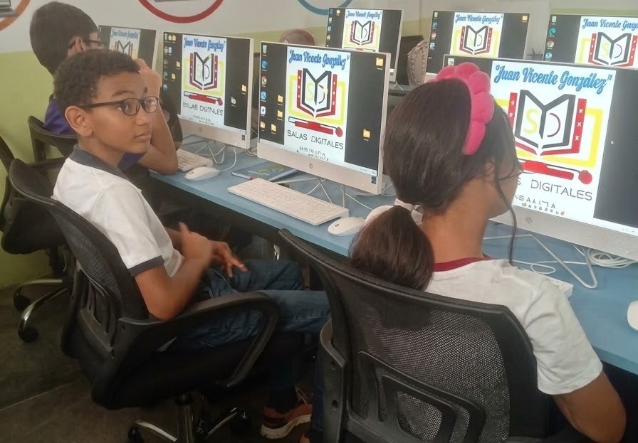 Niños analizan la leyenda de El Silbón en la Sala Digital Juan Vicente González de Santa Teresa