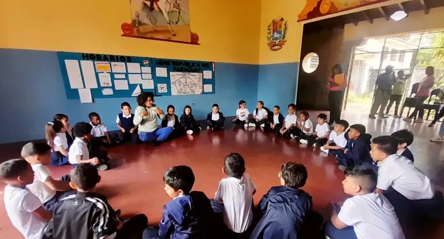 Imparten concientización de conservación del ambiente en alumnos de U.E. República del Paraguay
