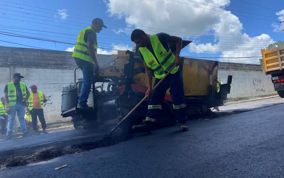 Aplican 120 toneladas de asfalto para optimizar vías en casco central de Ocumare del Tuy