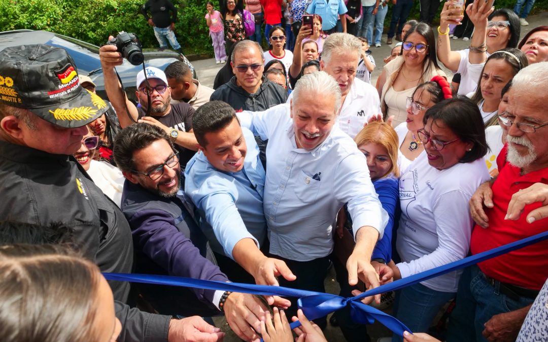 Gobernador Elio Serrano reinaugura la U.E.E. Anita Espinal en Los Teques tras rehabilitación integral