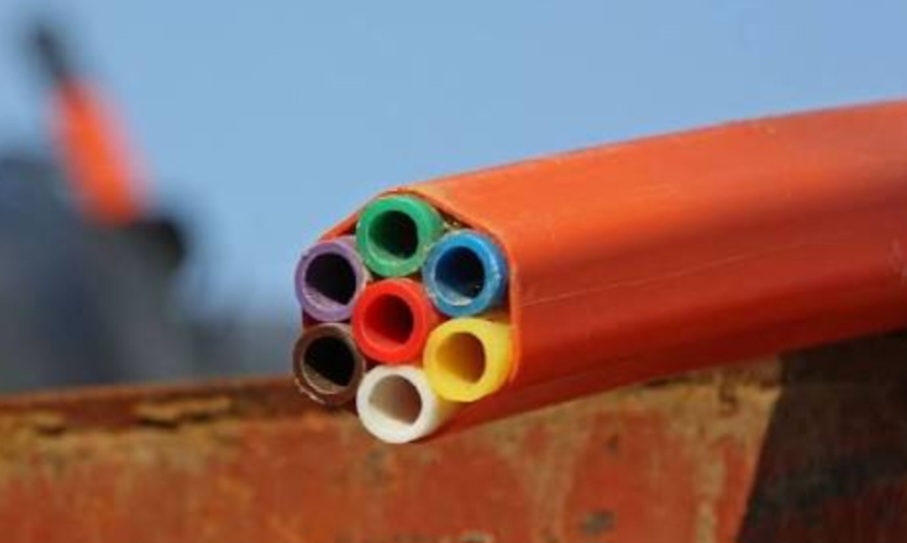 Reordenan tendido eléctrico y redes de fibra óptica en Paz Castillo