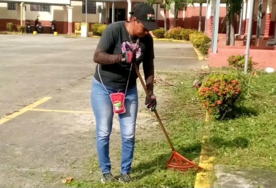 Limpian y desmalezan el Hospital Dr  Luis Razetti de Santa Lucía del Tuy