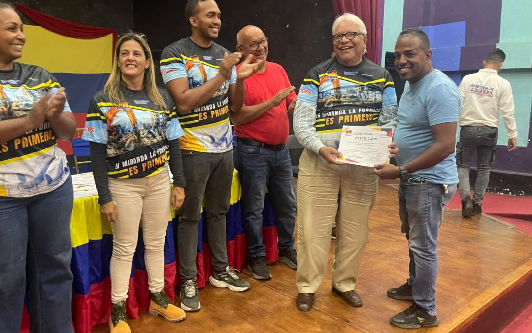 Certifican a 44 constructores comunitarios de Simón Bolívar en procesos constructivos de vivienda