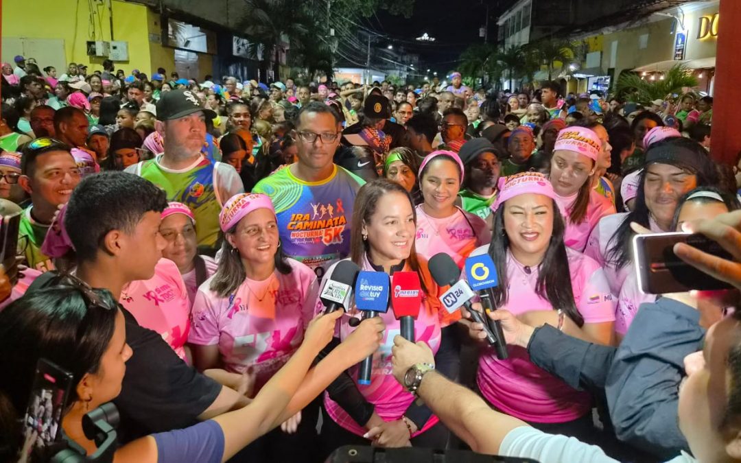 Más de 2.000 personas participaron en la primera caminata 5K nocturna en el marco del mes rosa y la fundación de Charallave