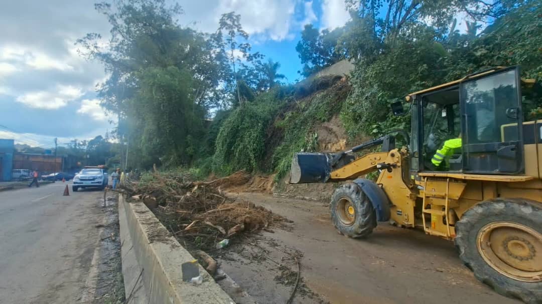 Gobierno Bolivariano repara vías y atiende deslizamientos de tierra en la Panamericana