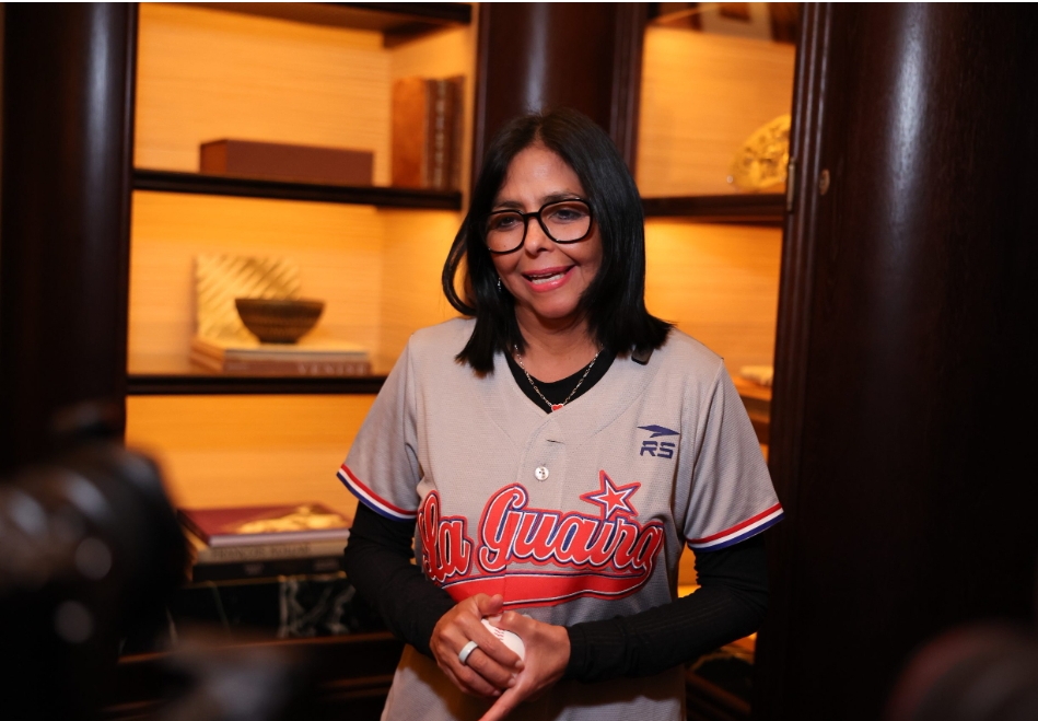 Presidenta Delcy Rodríguez saluda a equipos de béisbol profesional en inicio de nueva temporada
