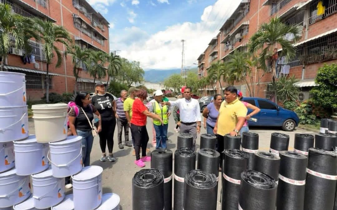 Plan Techo Comunal impermeabiliza bloques en urbanización El Torreón en Guarenas