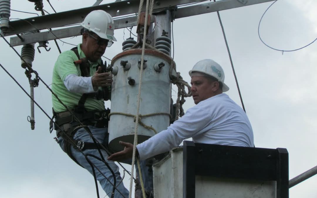 Instalan nuevo transformador eléctrico en Altos del Dividivi de Cristóbal Rojas